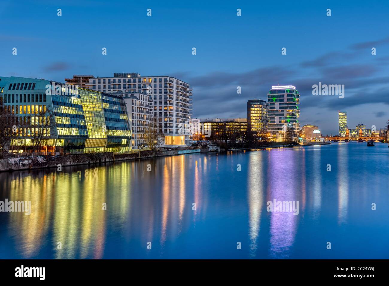 La Spree à Berlin dans la nuit avec des bâtiments modernes à la rivière Banque D'Images