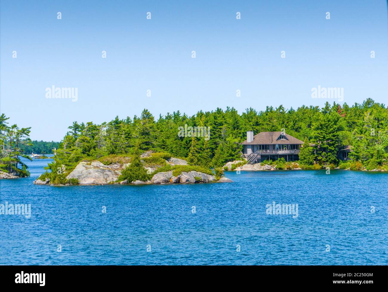 La vie sur les îles, sur les petites îles pittoresques cottages sont construits pour vous détendre au bord de l'eau. Près de la maison il y a un bateau ou avion Banque D'Images