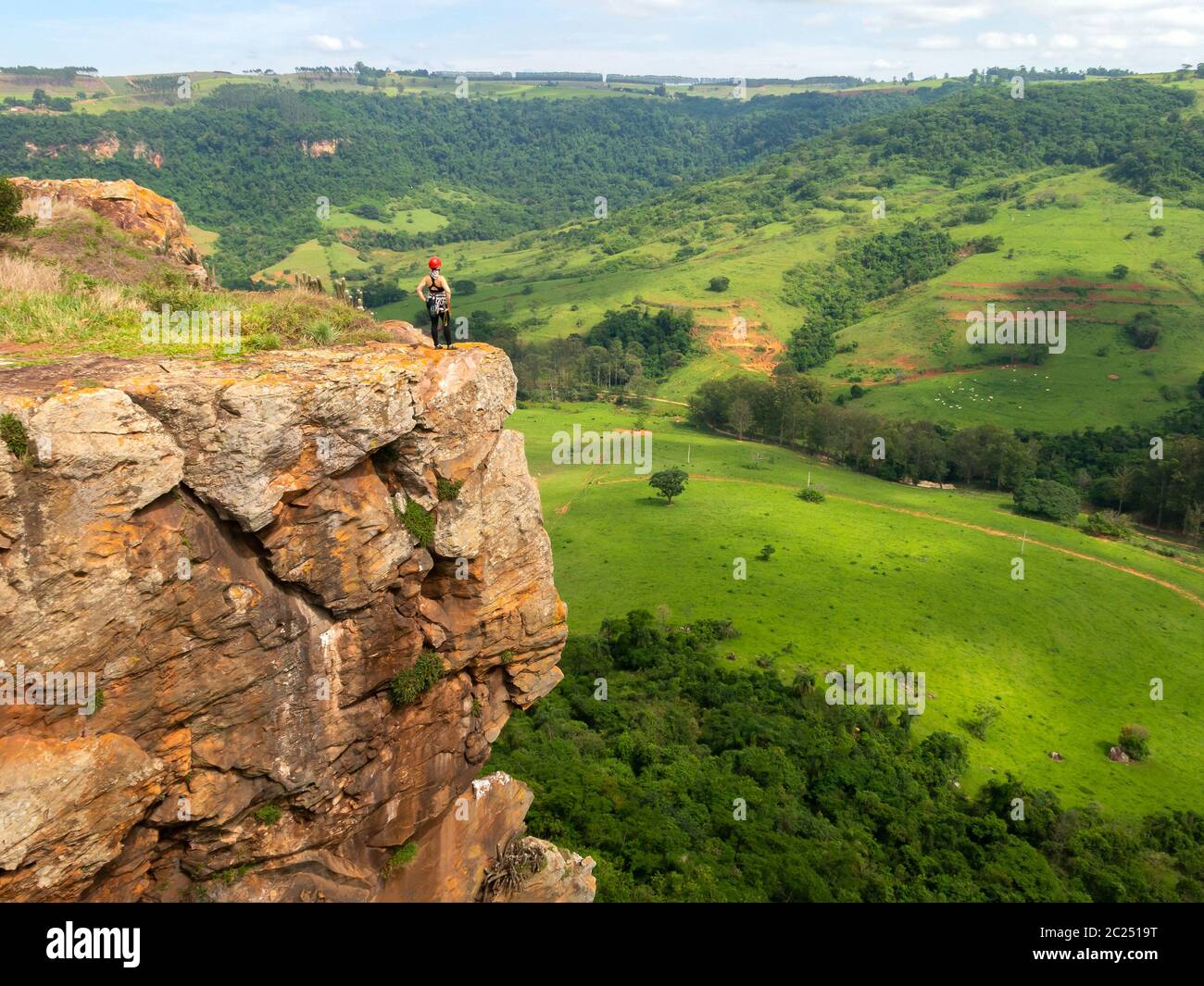 Jeune femme grimpeur de roche appréciant la vue depuis le sommet de la montagne après l'escalade sur la montagne de grès Banque D'Images