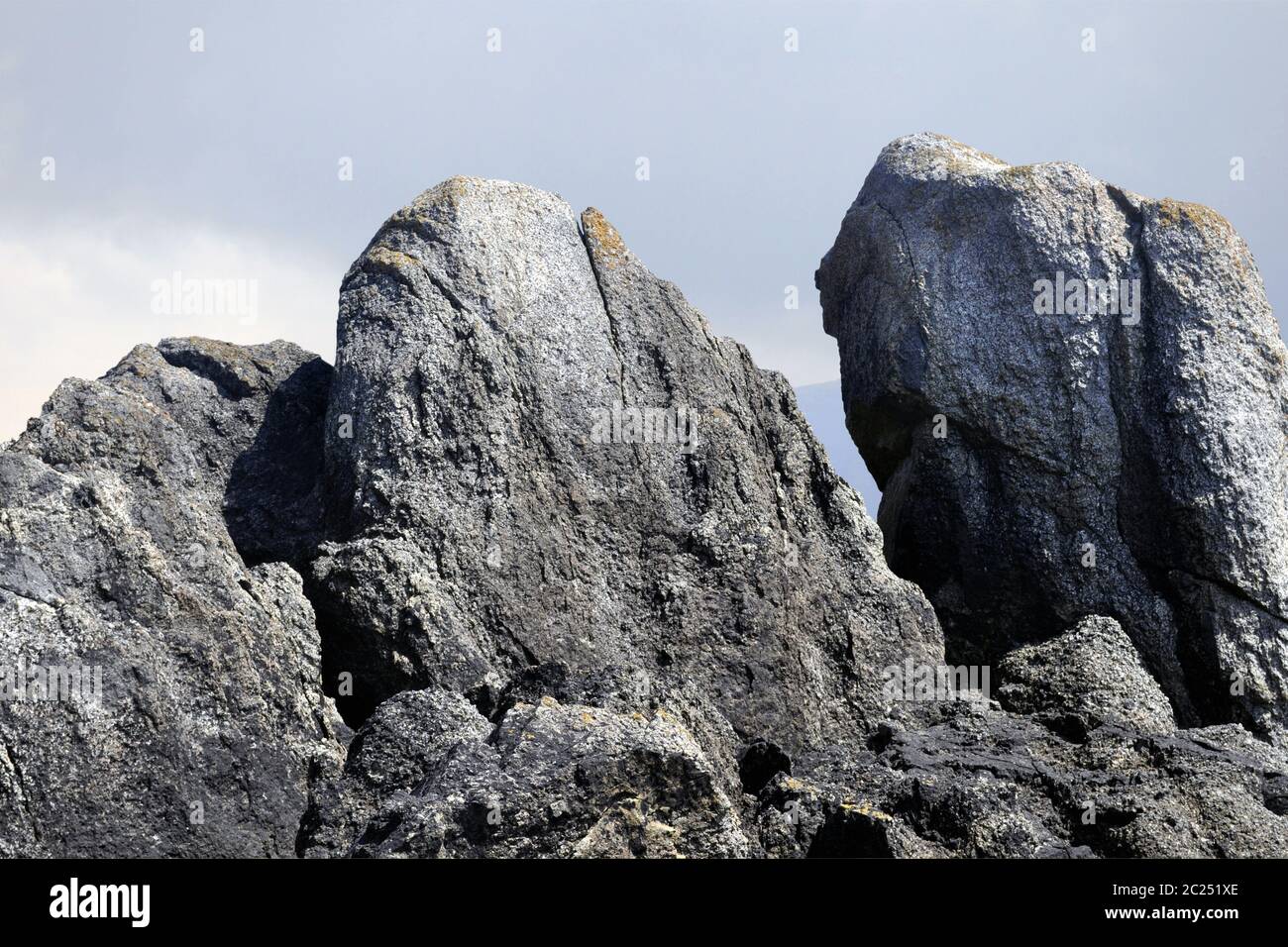 Skulpture de roche en face du ciel à Primel Tregastel, Bretagne, France Banque D'Images