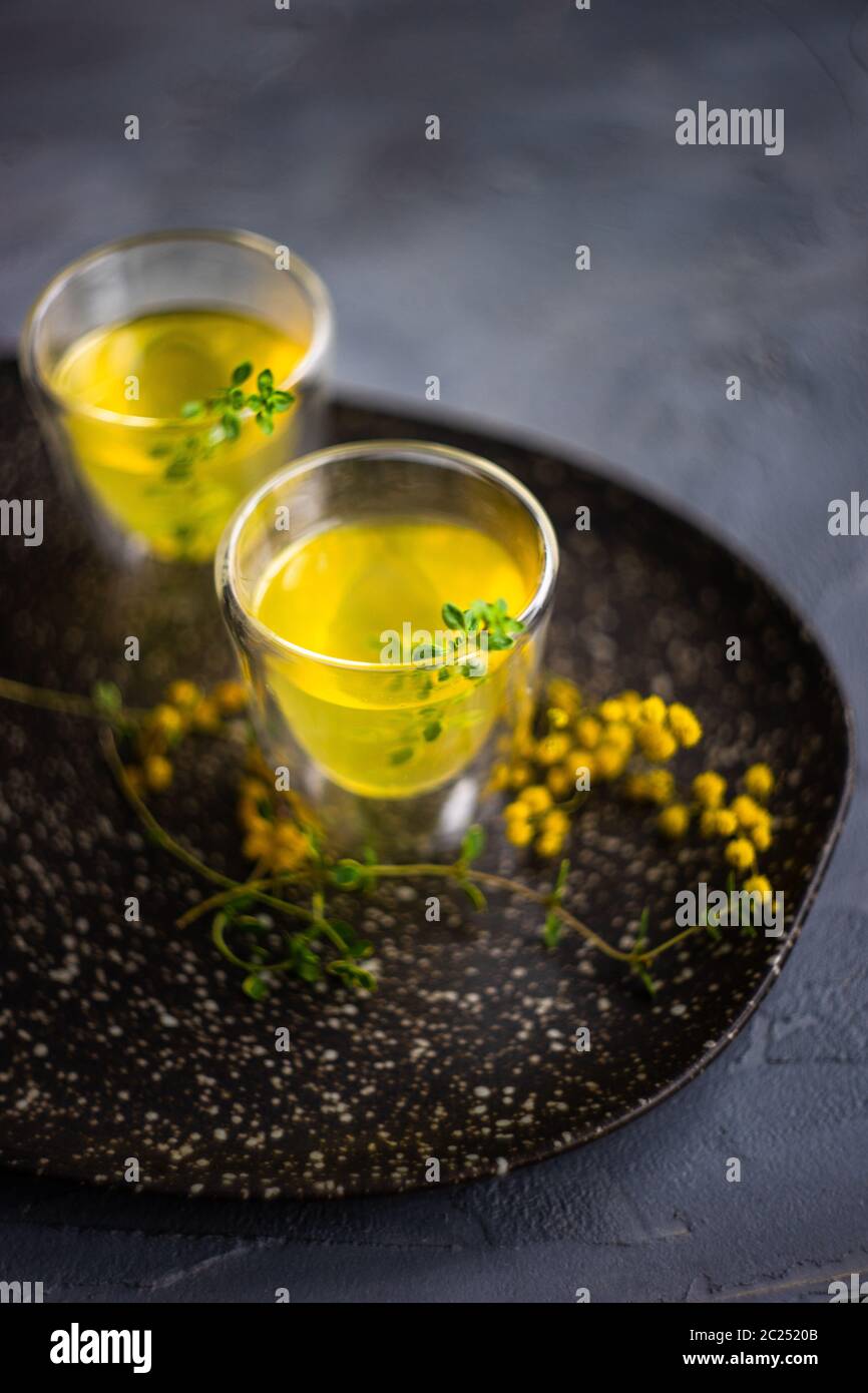 Boisson italienne traditionnelle à l'alcool de citron limoncello Banque D'Images