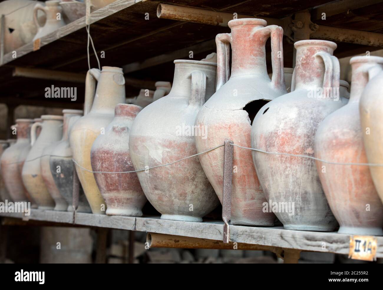 Navires, pots et une variété d'objets d'éruption du Vésuve à Pompéi ont été excavés et catalogué .Pompei, Italie Banque D'Images