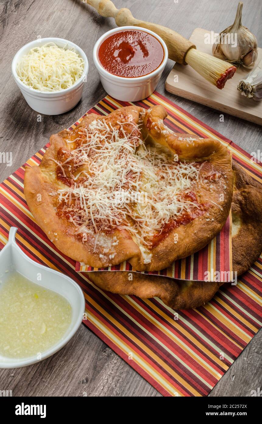 Carnaval traditionnel spécialité fast food, au plat de la pâte avec du fromage, du ketchup et de l'ail Banque D'Images