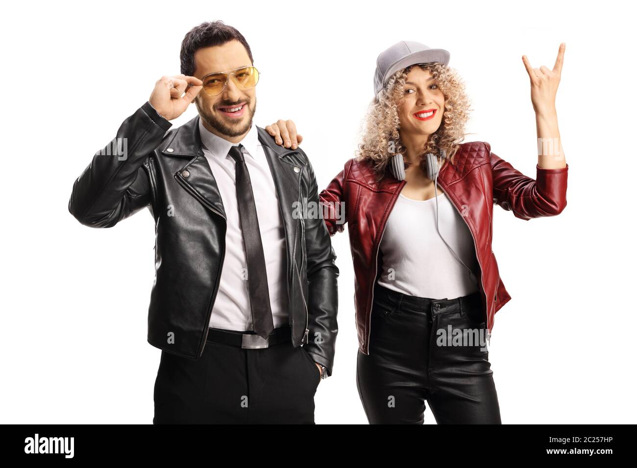 Jeune couple gesturant un panneau de rock and roll isolé sur fond blanc Banque D'Images