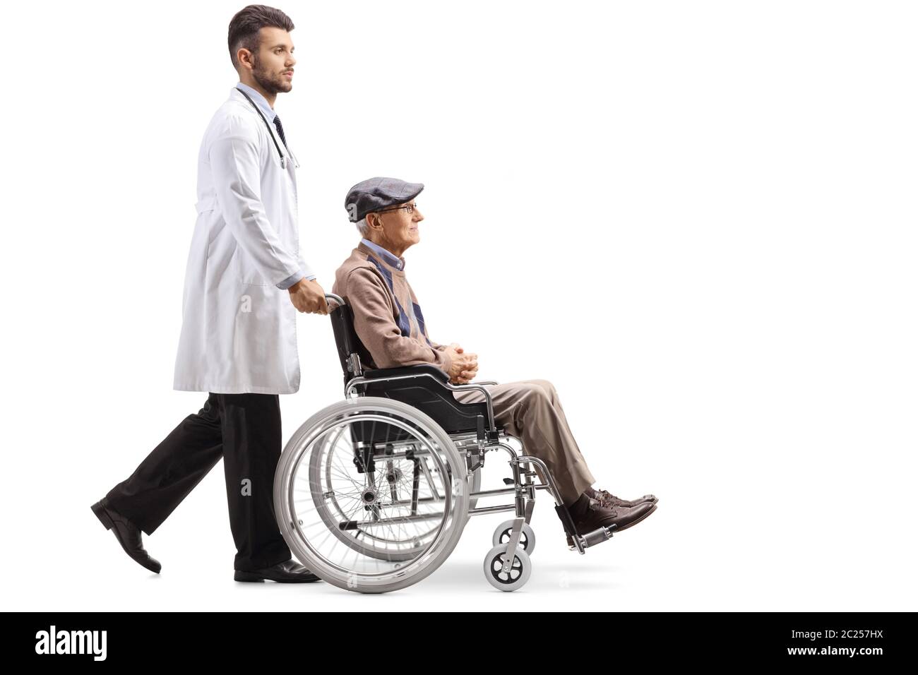 Jeune médecin de sexe masculin poussant un patient âgé handicapé dans un fauteuil roulant isolé sur fond blanc Banque D'Images