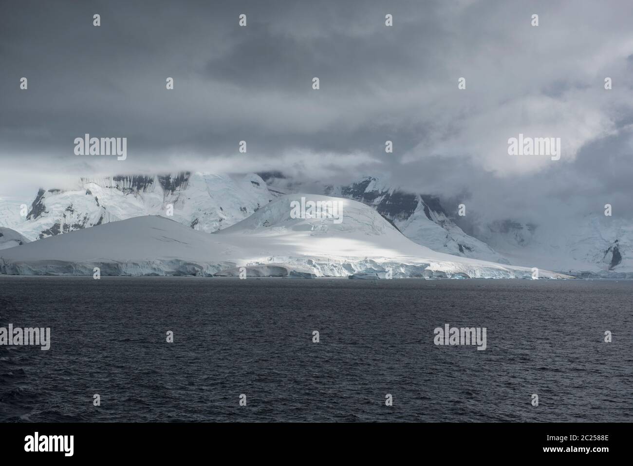 L'île d'Anvers vue depuis le détroit de Gerlache, la péninsule antarctique, l'Antarctique. Banque D'Images