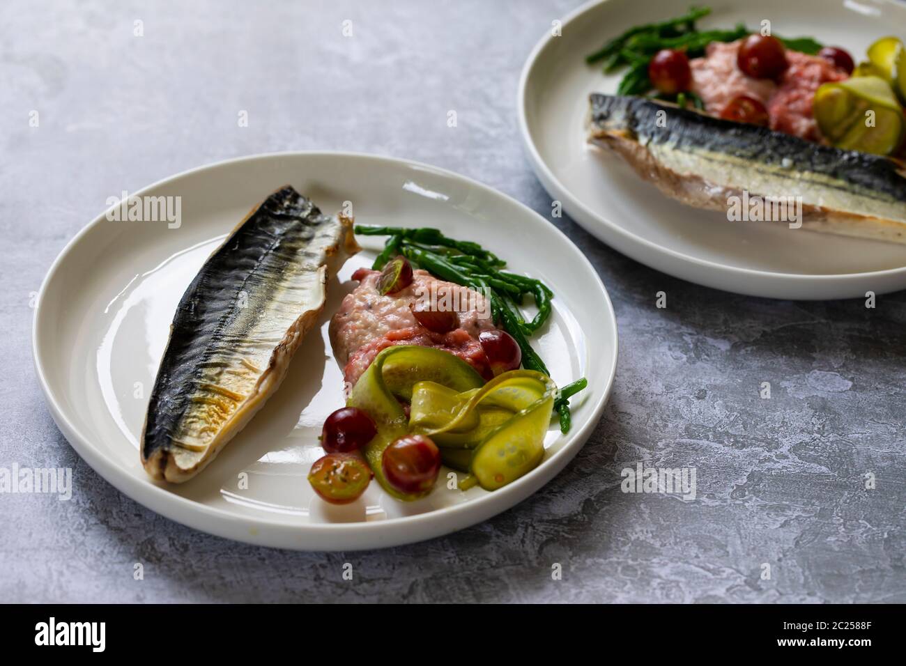 Maquereau grillé au ketchup aux groseilles à maquereau, concombre mariné, groseilles à maquereau entières et au saphir Banque D'Images