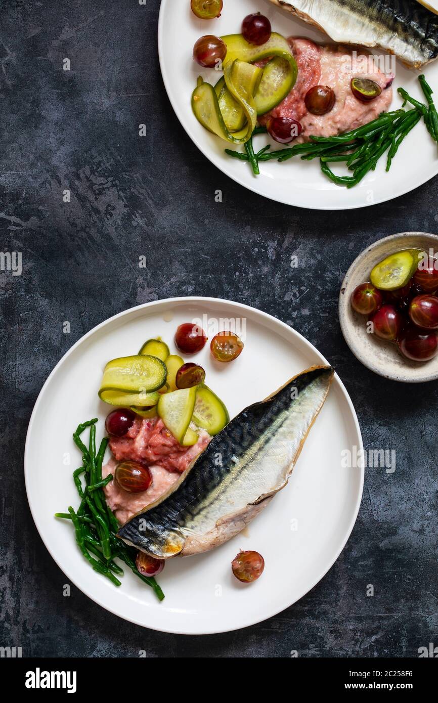 Maquereau grillé au ketchup aux groseilles à maquereau, concombre mariné, groseilles à maquereau entières et au saphir Banque D'Images