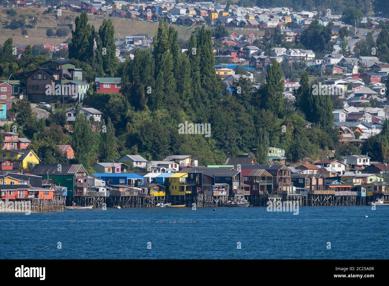 Castro sur l'île Chiloé est célèbre pour ses maisons en bois colorées bordant le front de mer et l'église jaune San Francisco, Chili, Amérique du Sud. Banque D'Images
