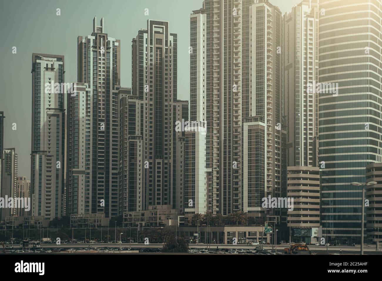 Bâtiments modernes, gratte-ciel de Dubaï, eau en soirée d'été. Banque D'Images