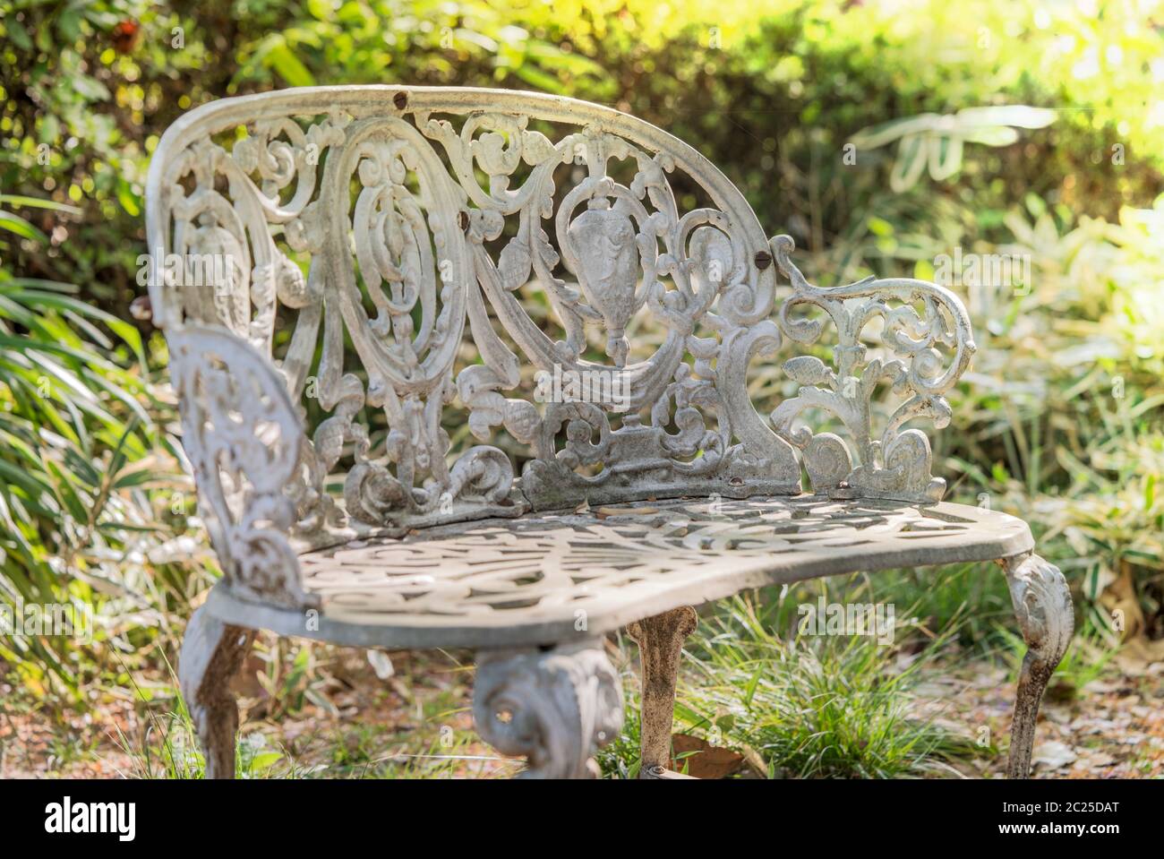 Banc en fer blanc dans le jardin de parc Asukayama Kita dans le district de Tokyo, Japon. Banque D'Images