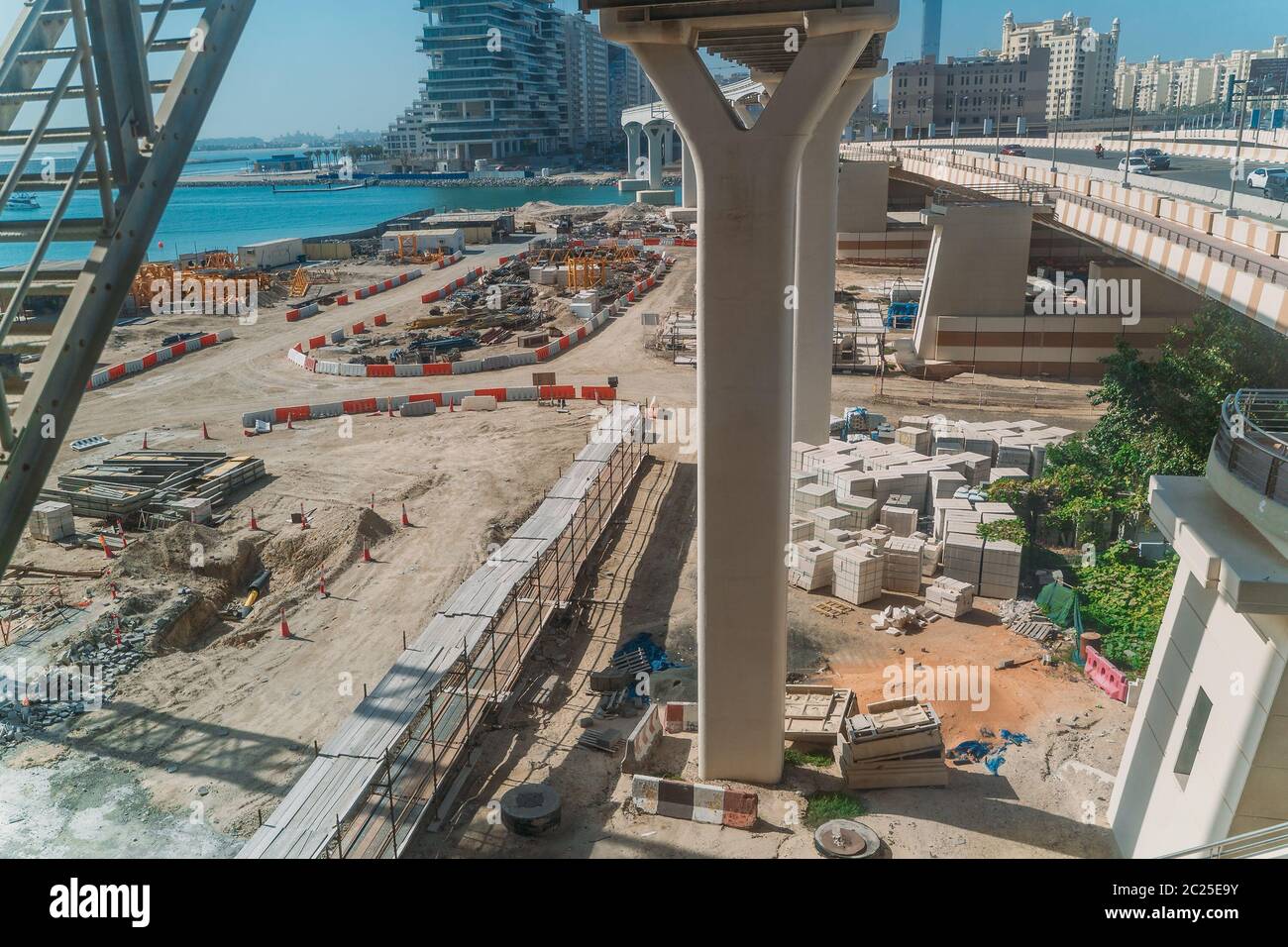 Chantier, nouveaux bâtiments modernes, pont avec monorail, développement rapide à Dubaï. Banque D'Images