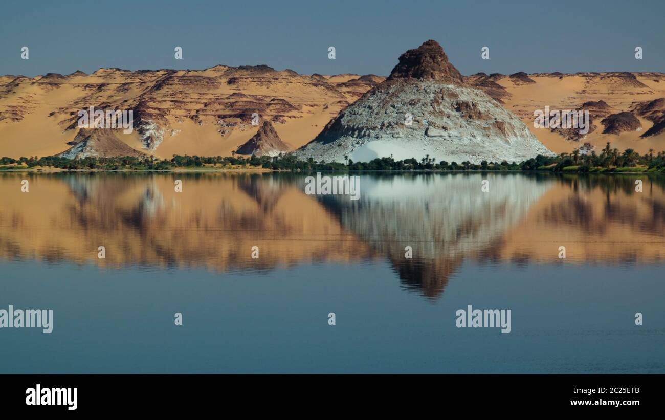 Vue panoramique sur le lac Teli, groupe de lacs d'Ounianga Serir à Ennedi, Tchad Banque D'Images