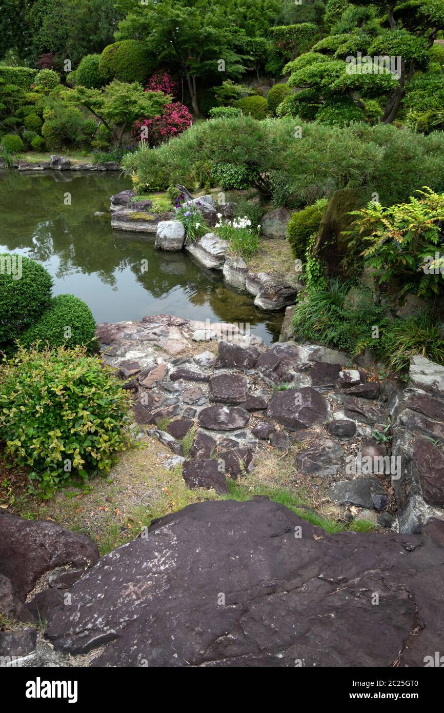 Gochoji Japanese Pond Garden - Midway en haut d'une petite colline face à la mer intérieure de Seuto est le temple de Gochoji, le 78e lieu sacré le long du Shikoku Henro pilgr Banque D'Images