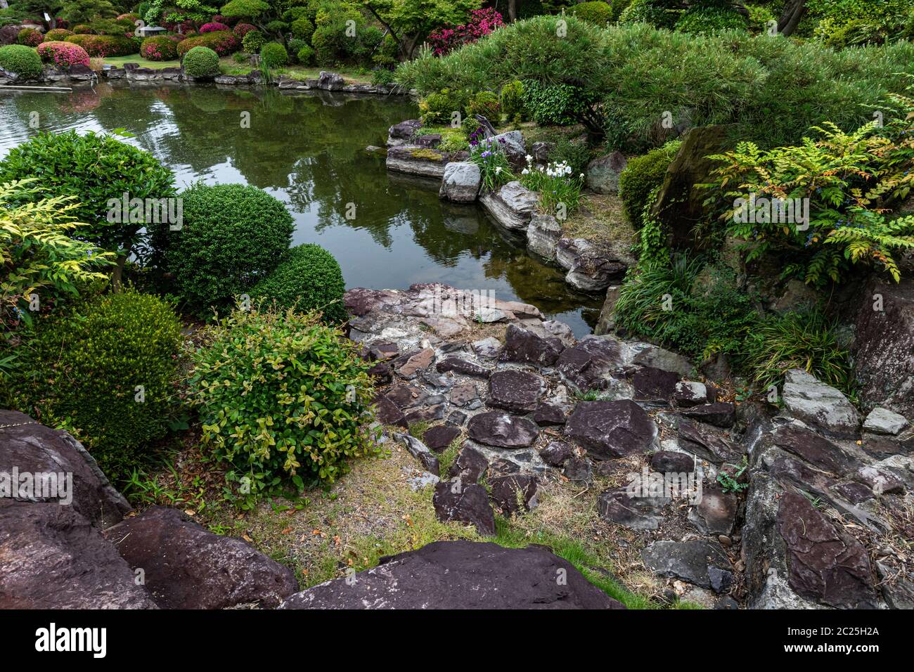 Gochoji Japanese Pond Garden - Midway en haut d'une petite colline face à la mer intérieure de Seuto est le temple de Gochoji, le 78e lieu sacré le long du Shikoku Henro pilgr Banque D'Images