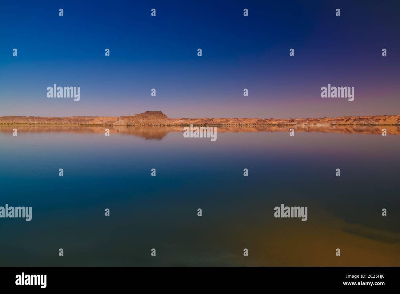 Vue panoramique sur le lac Teli, groupe de lacs d'Ounianga Serir à Ennedi, Tchad Banque D'Images