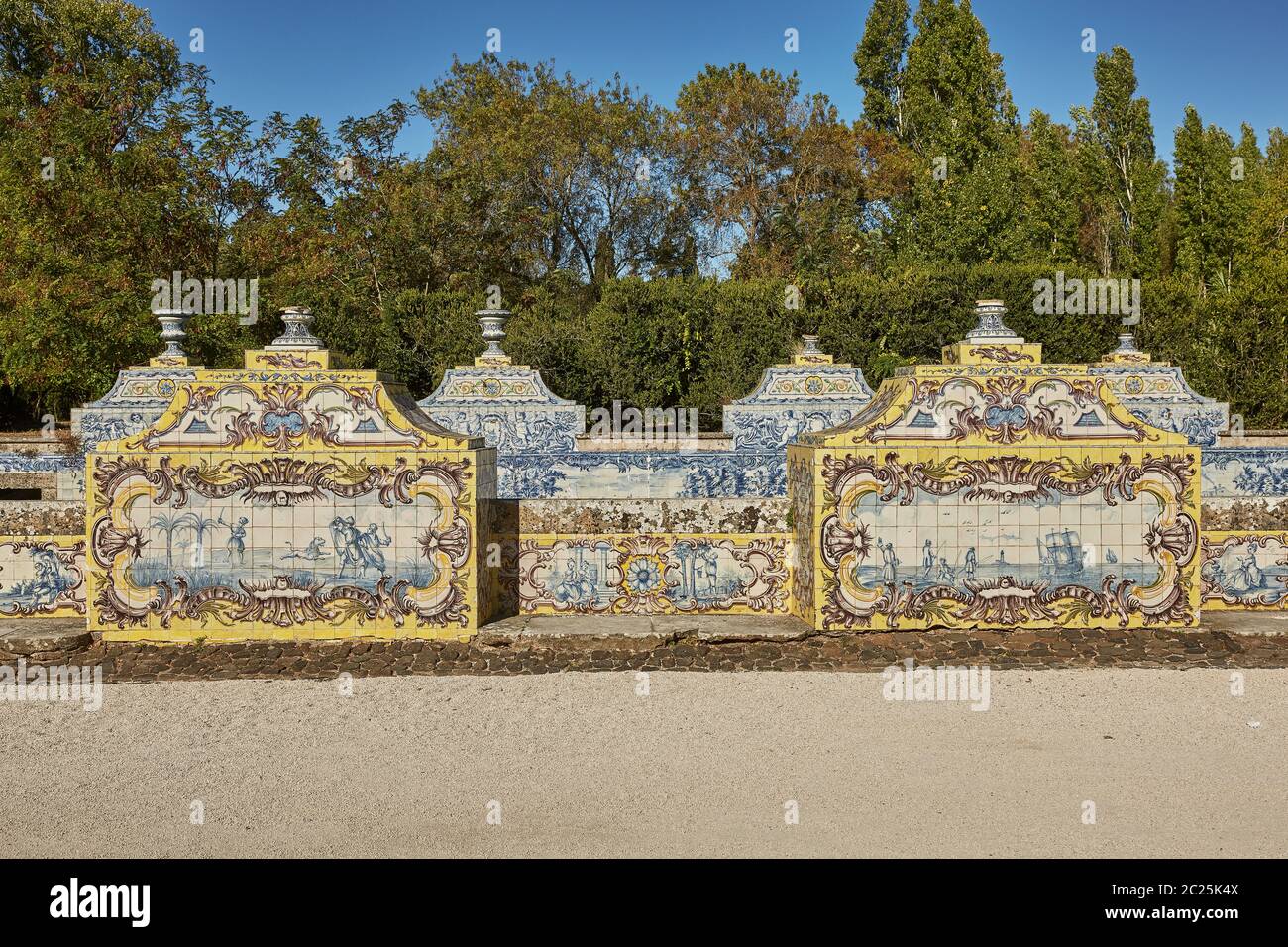 Les carreaux Chanel au Palais national de Queluz. Les panneaux de tuiles représentent différentes scènes de galant comme un hu Banque D'Images