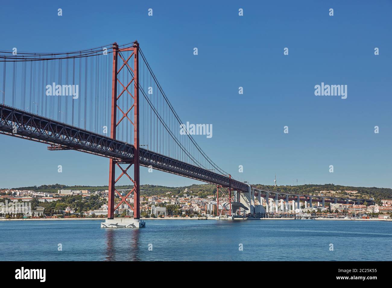 Le pont du 25 avril (Ponte 25 de Abril) est un pont suspendu en acier situé à Lisbonne, au Portugal, en république tchèque Banque D'Images