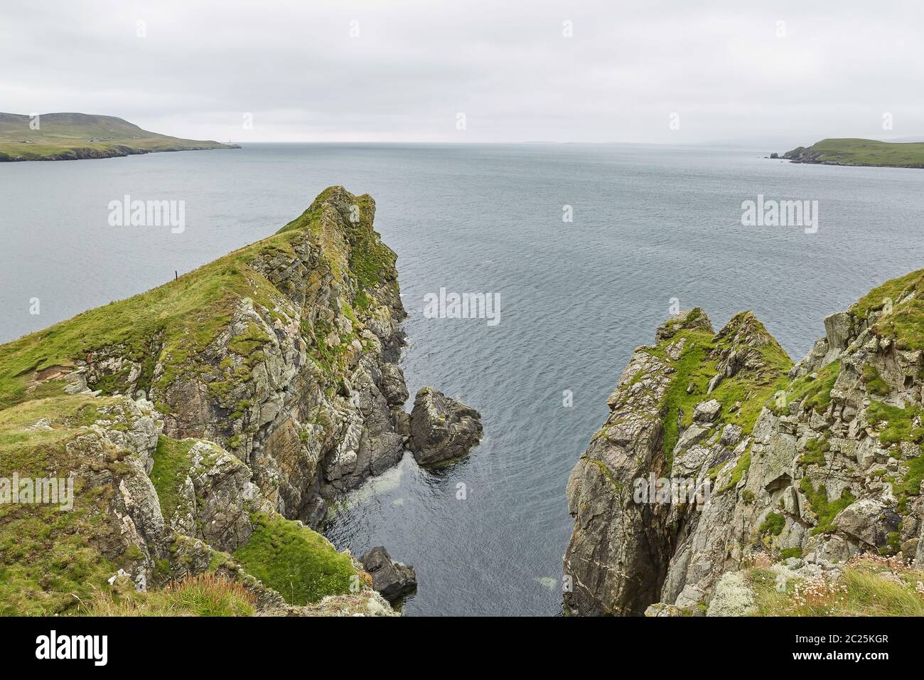 Vue côtière vers la Knab à Lerwick, qui est le principal port des îles Shetland, en Écosse. Banque D'Images