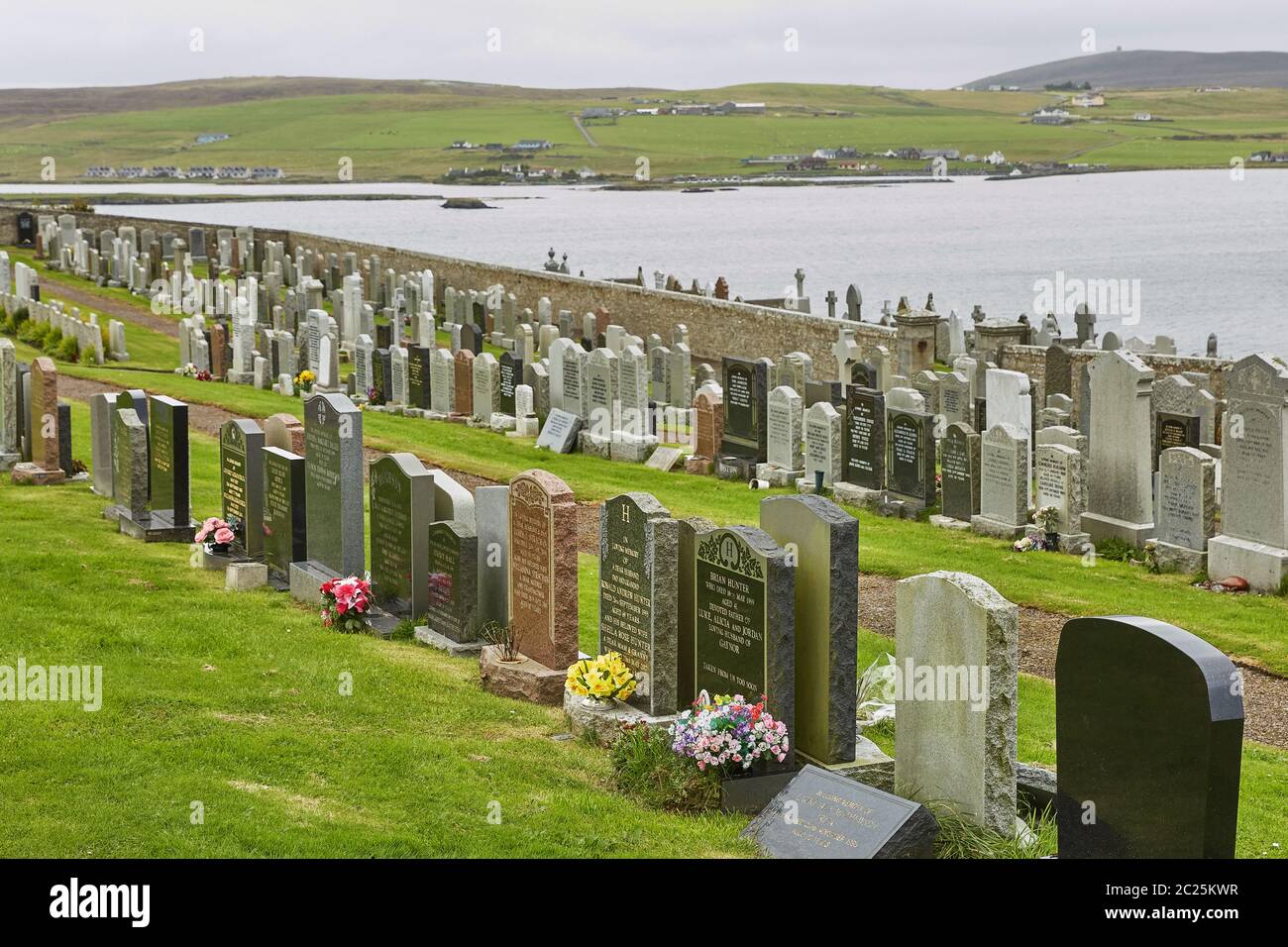 Cimetière sur une colline face à la mer du Nord à Lerwick, aux îles Shetland, Écosse, Royaume-Uni. Banque D'Images