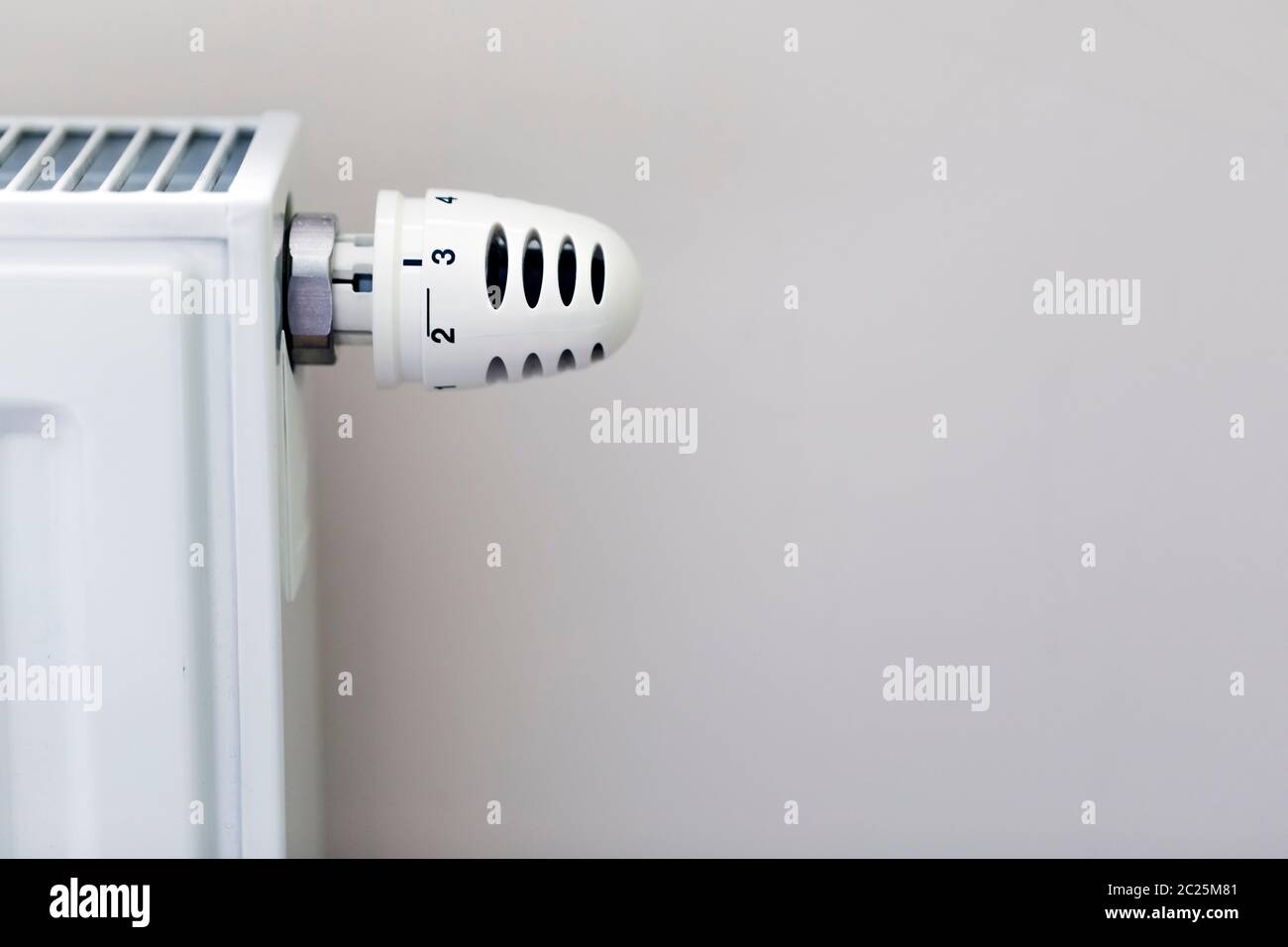 Radiateur de chauffage avec thermostat en gros plan Banque D'Images