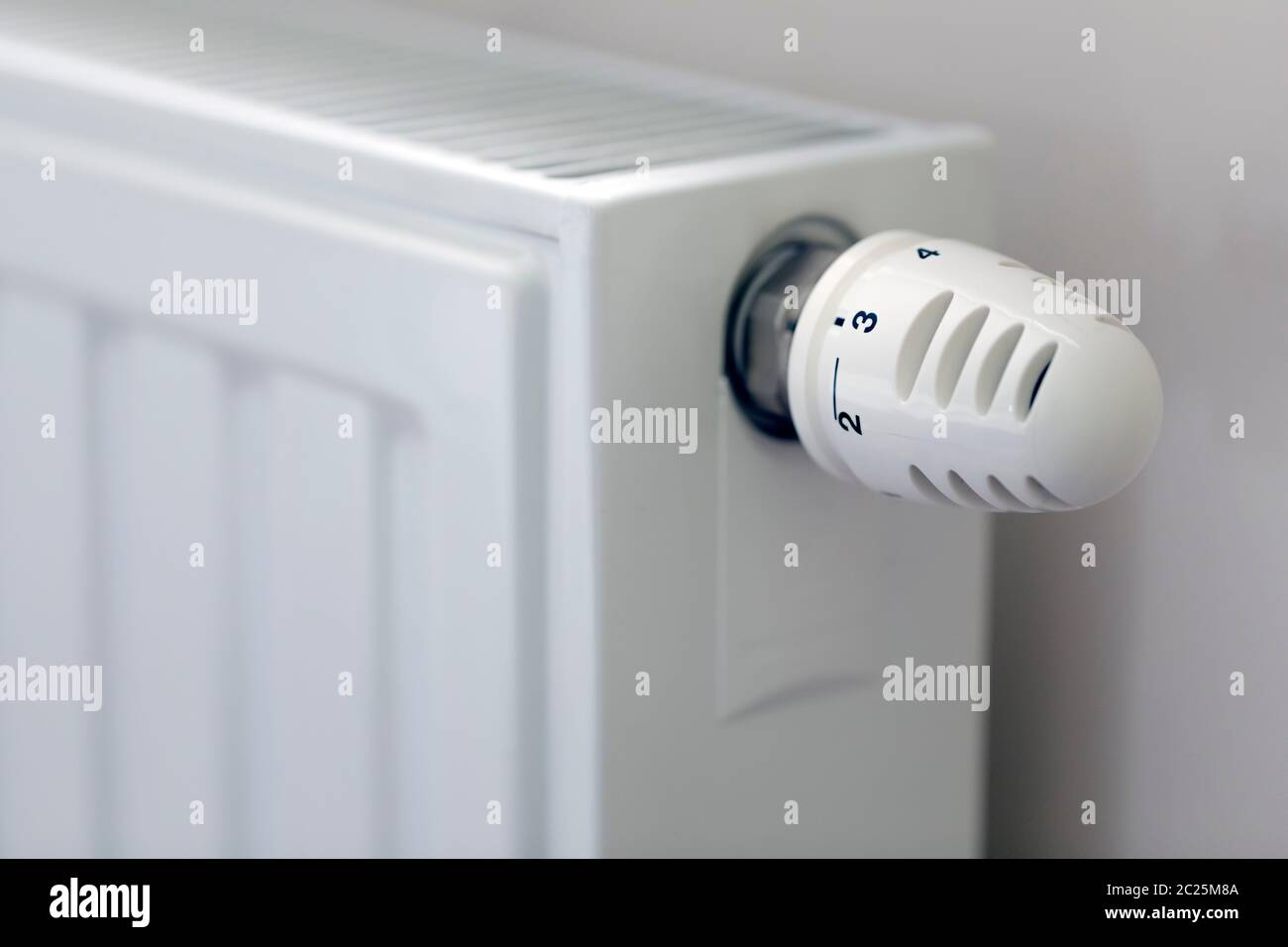 Radiateur de chauffage avec thermostat en gros plan Banque D'Images