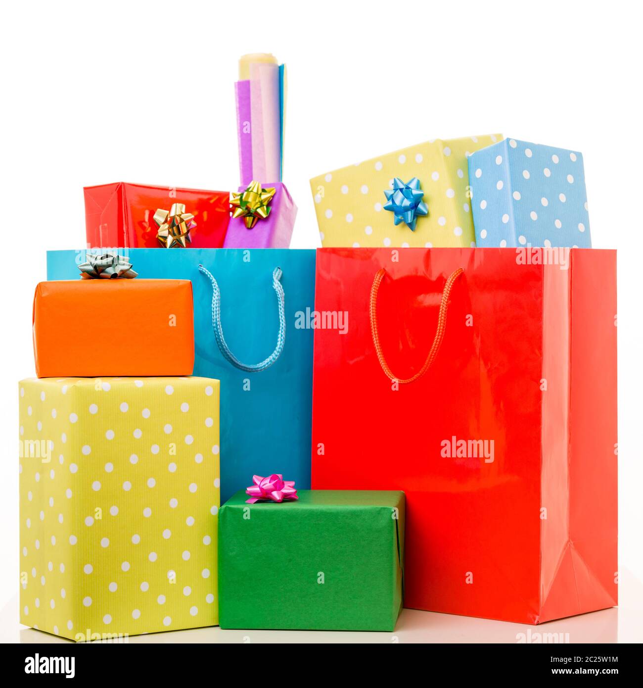 Boîtes cadeau d'anniversaire colorées isolées sur fond blanc. Anniversaire Banque D'Images