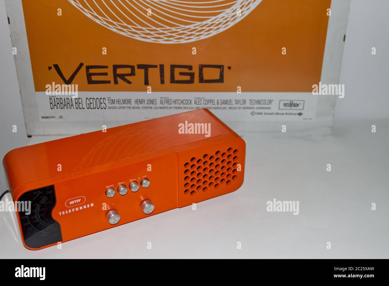 Maquette d'affiche de film vintage orange radio over vertige Banque D'Images