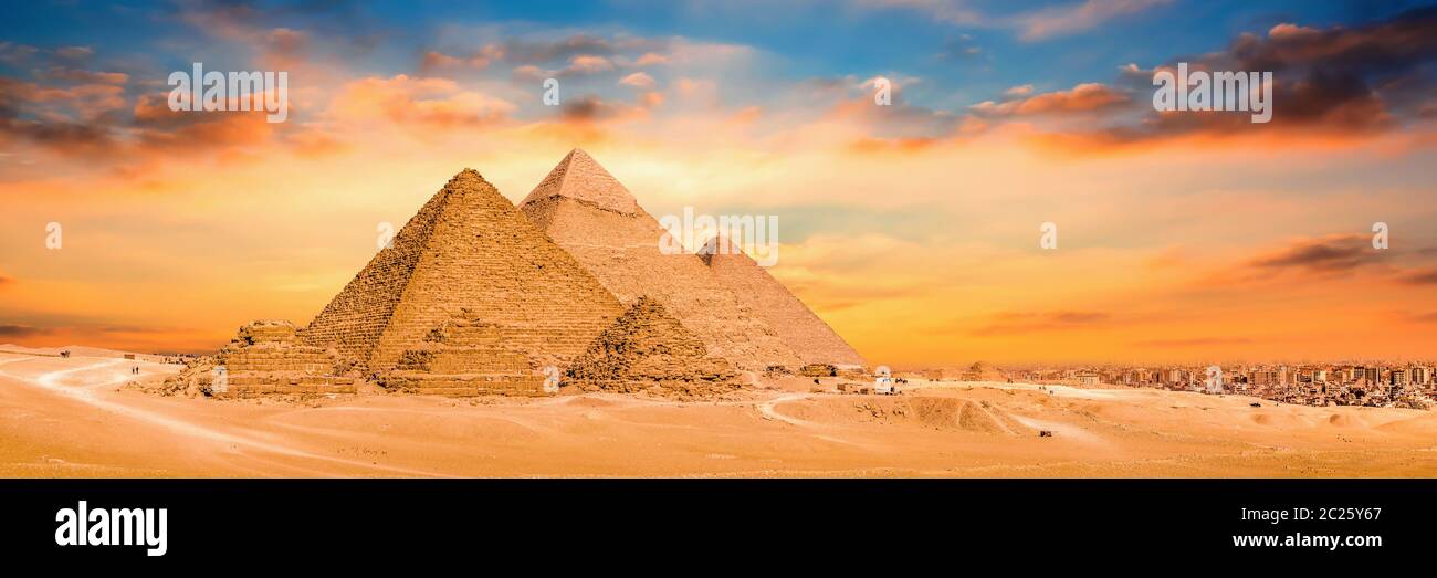 Grandes pyramides de Gizeh, en Egypte, au coucher du soleil Banque D'Images