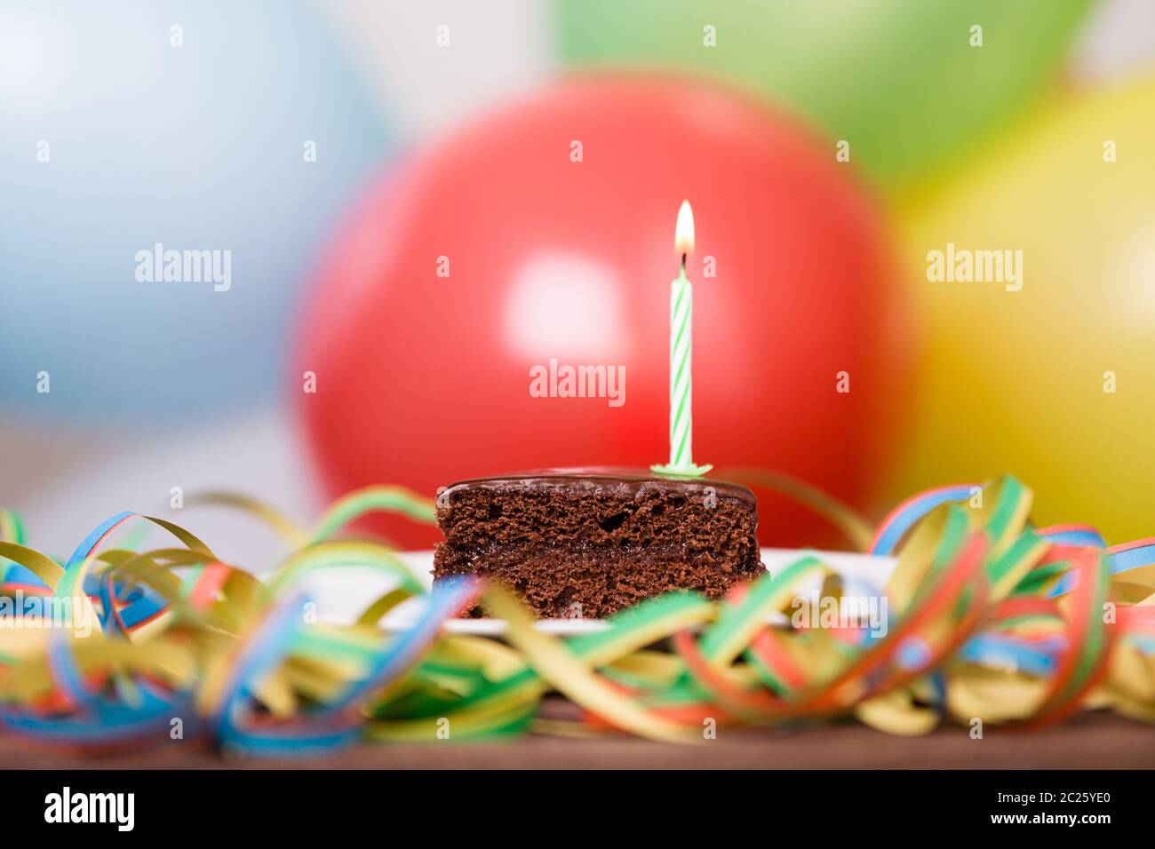 Gâteau d'anniversaire coloré avec des bougies. Anniversaire, fête et notion de famille. Banque D'Images