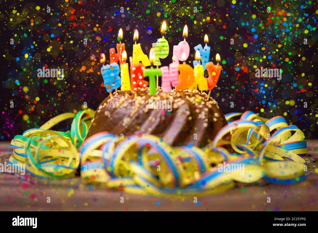 Gâteau d'anniversaire coloré avec des bougies. Anniversaire, fête et notion de famille. Banque D'Images