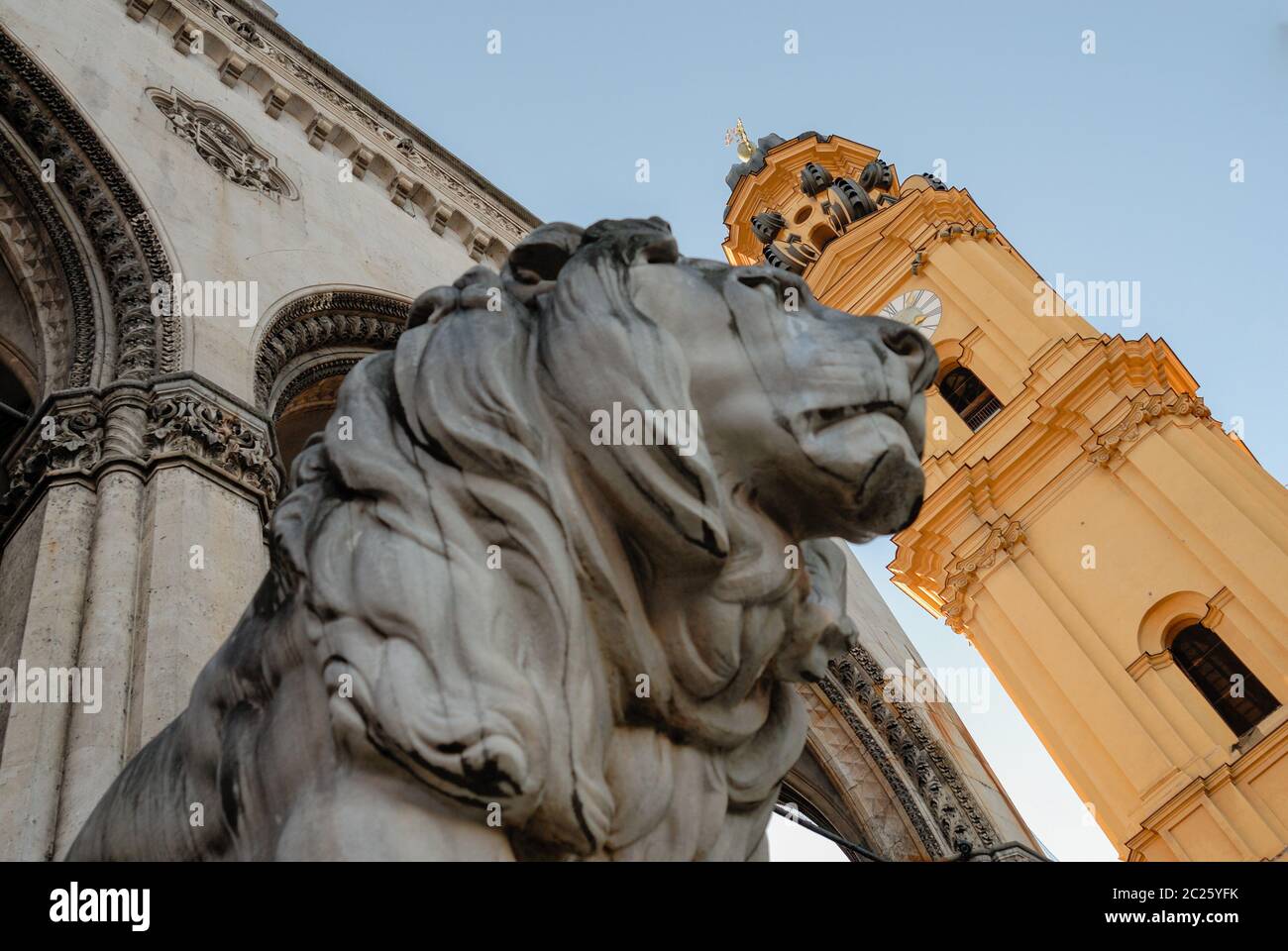 Statue du lion en face du Feldherrnhalle à Munich Banque D'Images