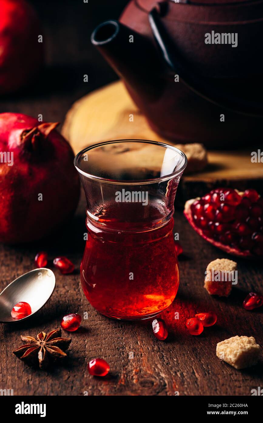 Plateau de fruits en verre armudu avec quelques épices et grenade fraîche Banque D'Images