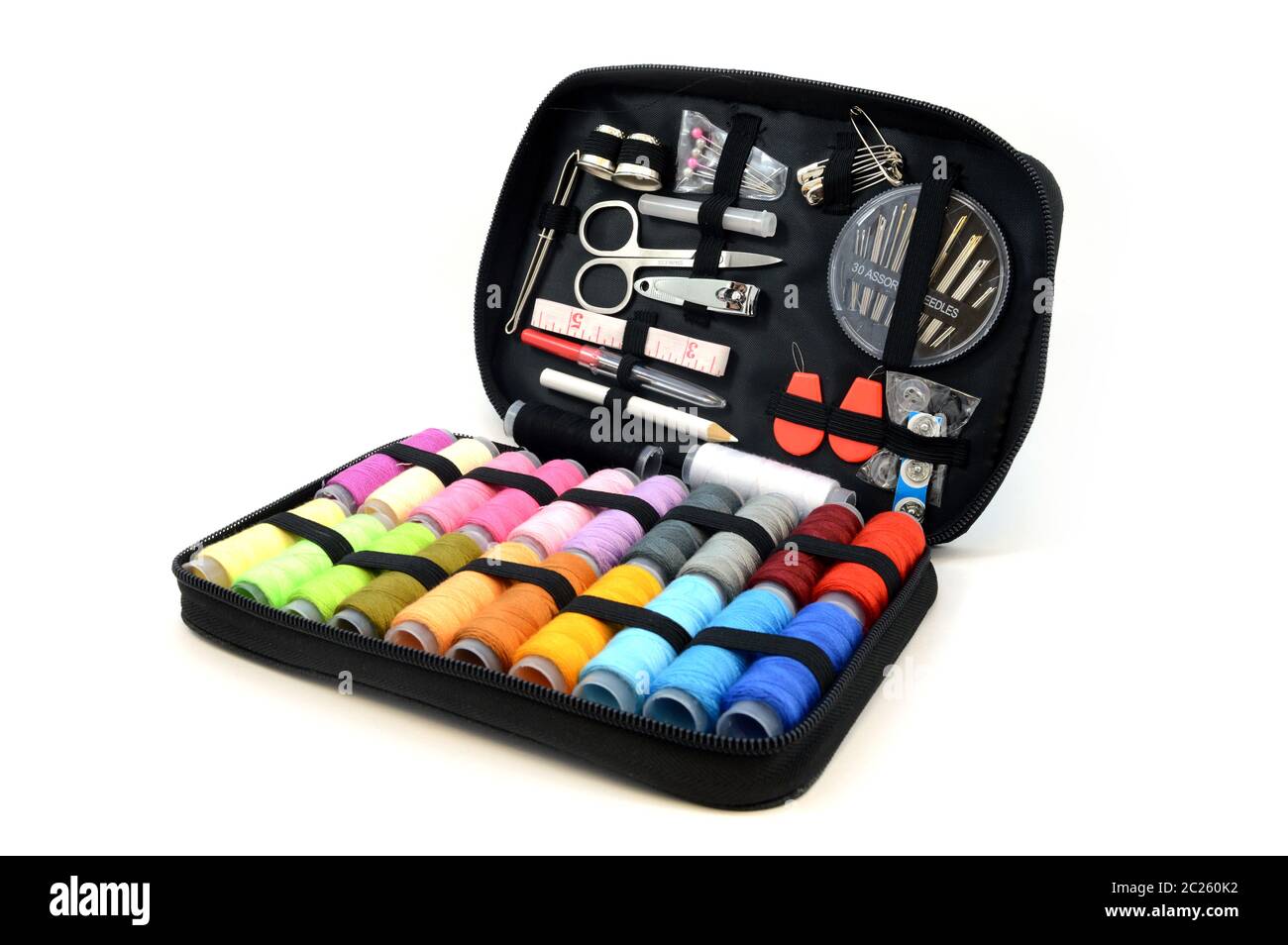 Un kit de couture isolé utilisé pour réparer les tissus nécessitant un travail de couture. Banque D'Images