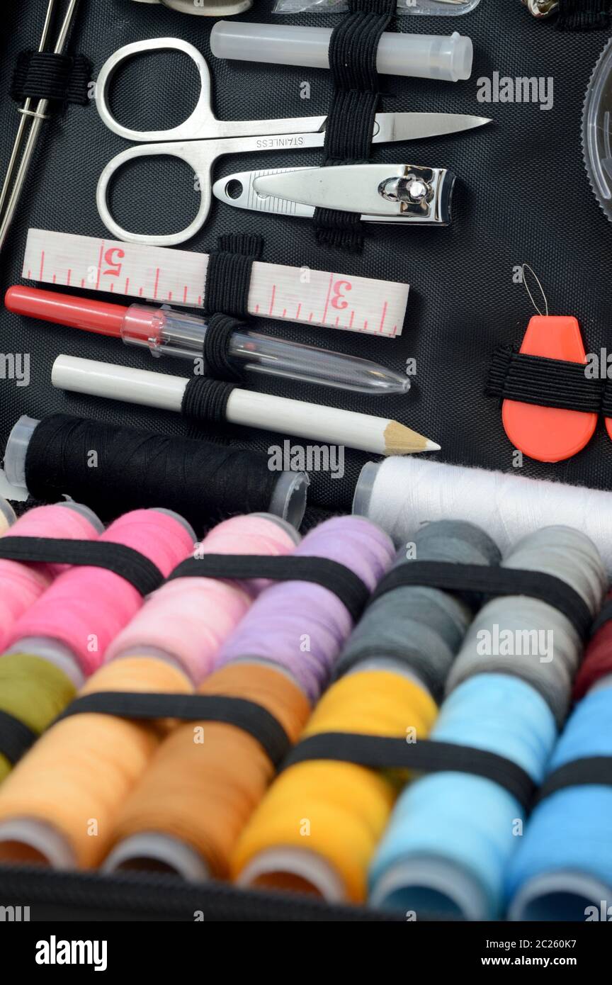 Un kit de couture isolé utilisé pour réparer les tissus nécessitant un travail de couture. Banque D'Images
