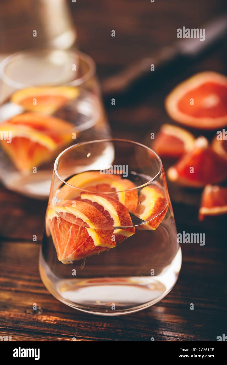 L'eau infusée avec du sang d'oranges dans le verre de boisson Banque D'Images