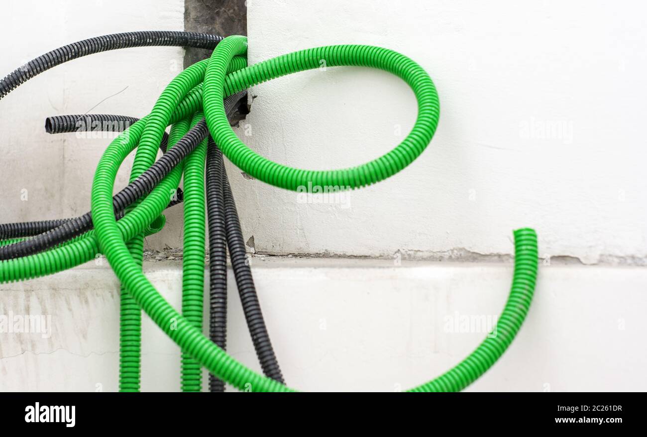 Tube de conduit en soufflet ondulé pour le câblage électrique Banque D'Images