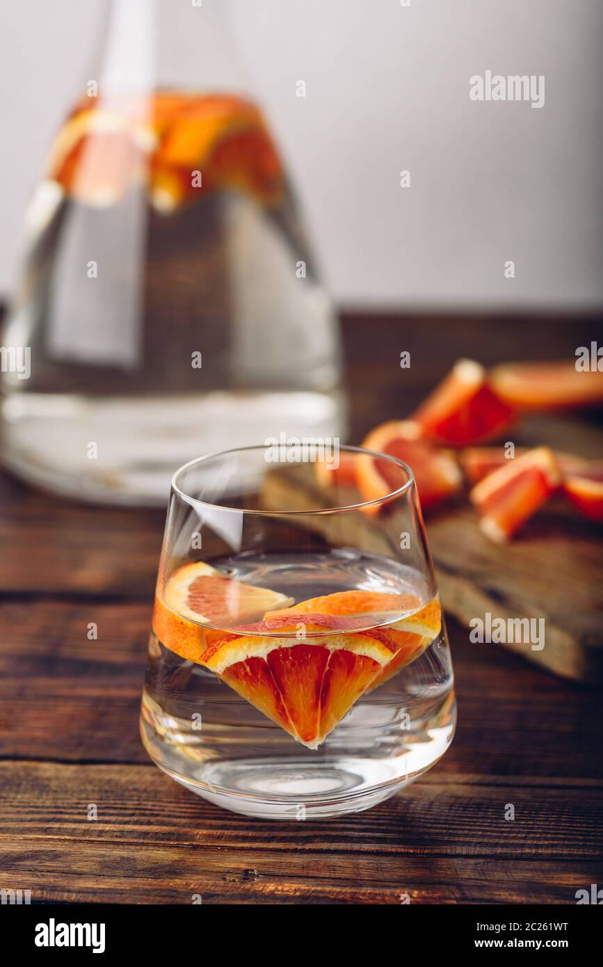 Infusé avec de l'eau en verre oranges rouge Banque D'Images