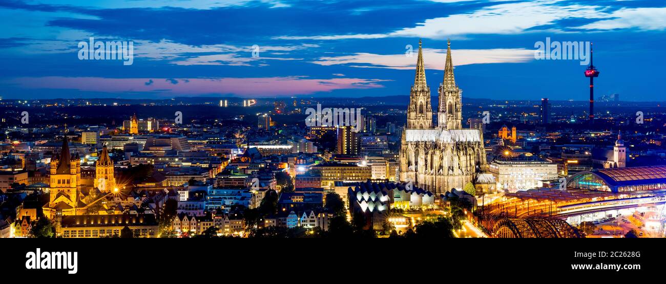 Koln Bei Nacht Banque D Image Et Photos Alamy
