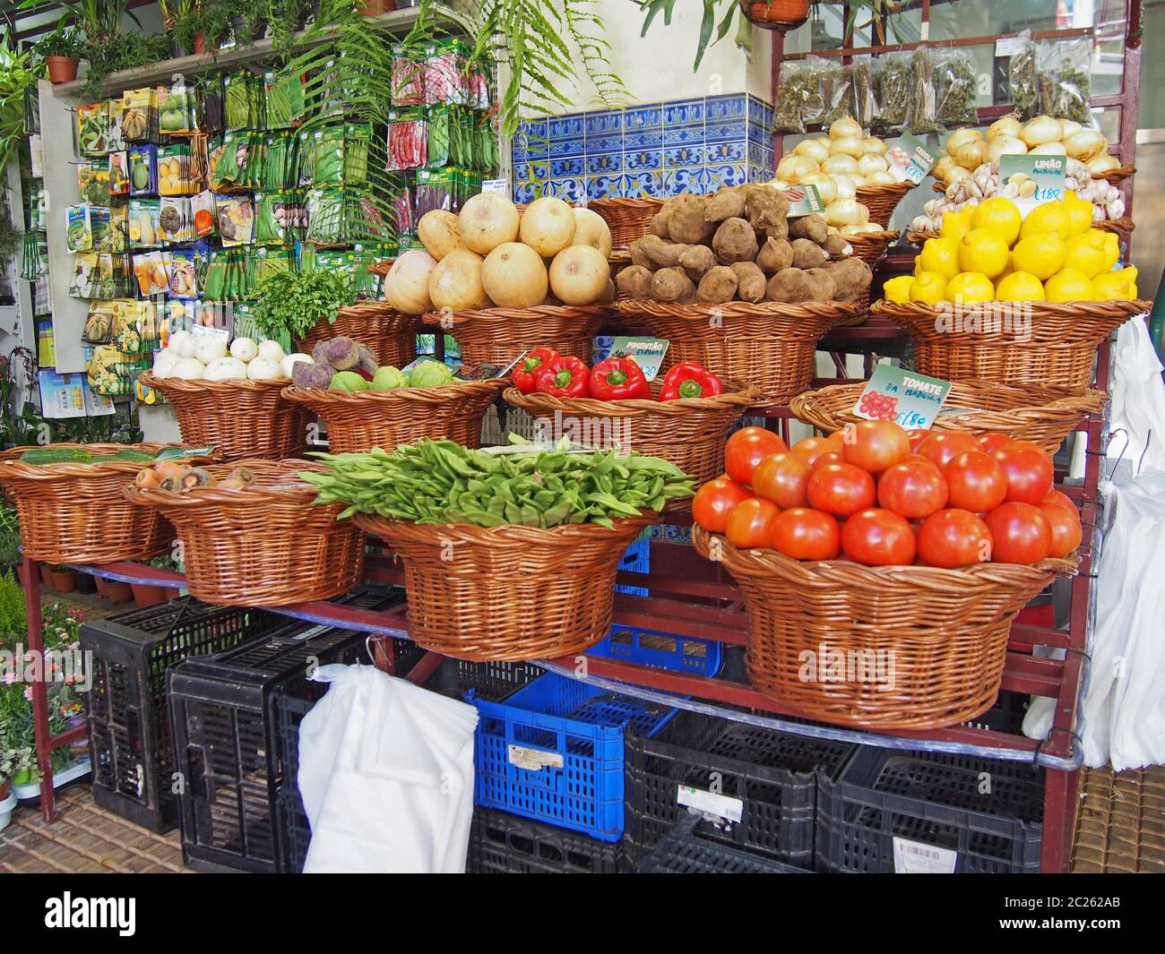 légumes locaux en paniers dans une cabine du marché couvert de funchal madère Banque D'Images
