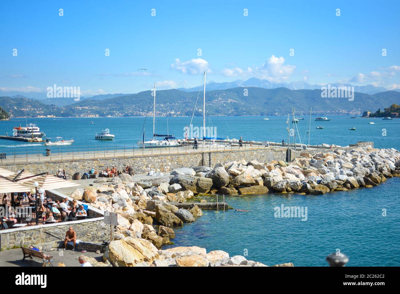 Les touristes apprécient une journée ensoleillée en bord de mer à marinas et cafés dans le golfe de Poets sur la côte ligure de Porto Venere, en Italie Banque D'Images