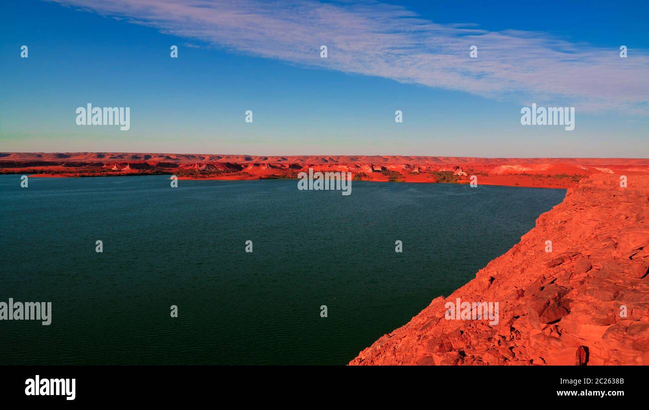 Coucher de soleil vue panoramique sur YOA groupe de lacs d'Ounianga kebir à Ennedi, Tchad Banque D'Images