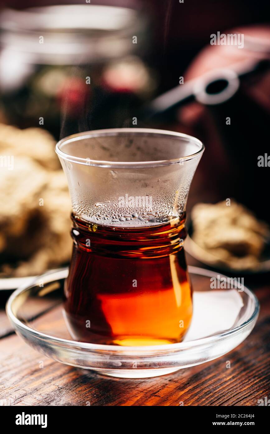 Armudu verre avec le thé noir avec des ustensiles de cuisine sur l'arrière-plan Banque D'Images