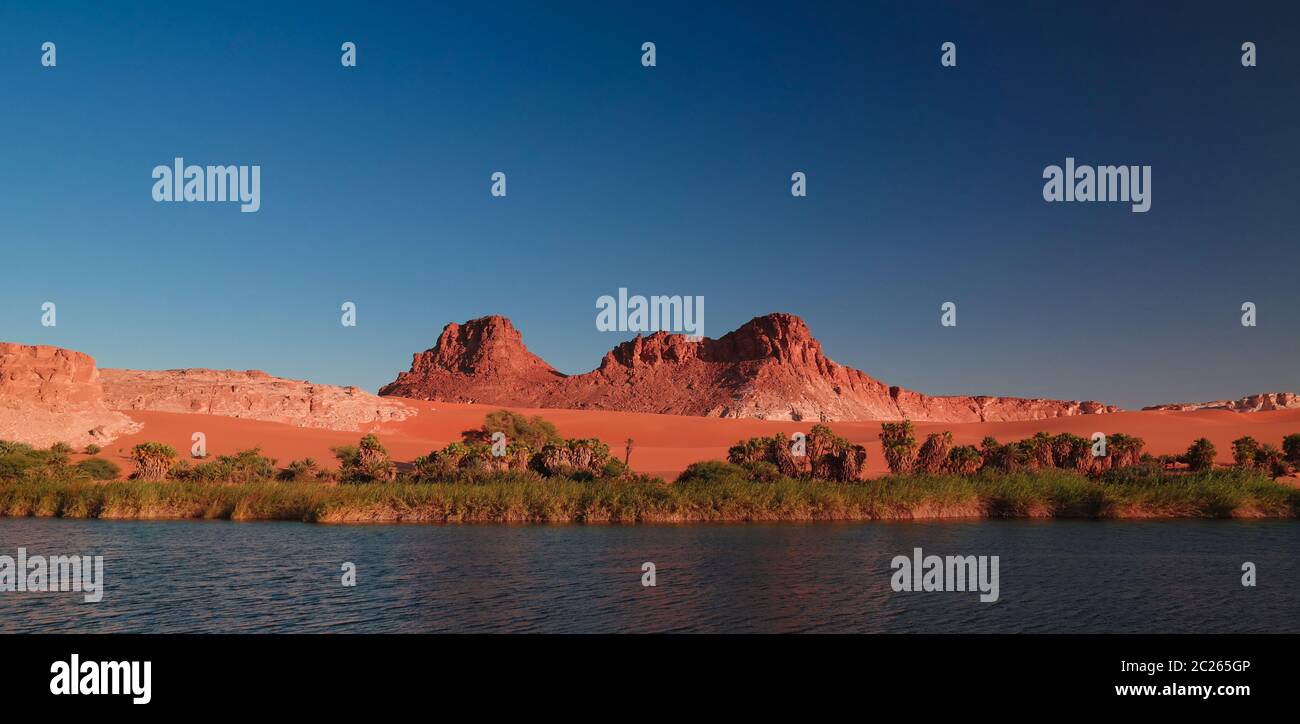 Vue panoramique sur le lac Boukkou, groupe de lacs d'Ounianga Serir à Ennedi, Tchad Banque D'Images