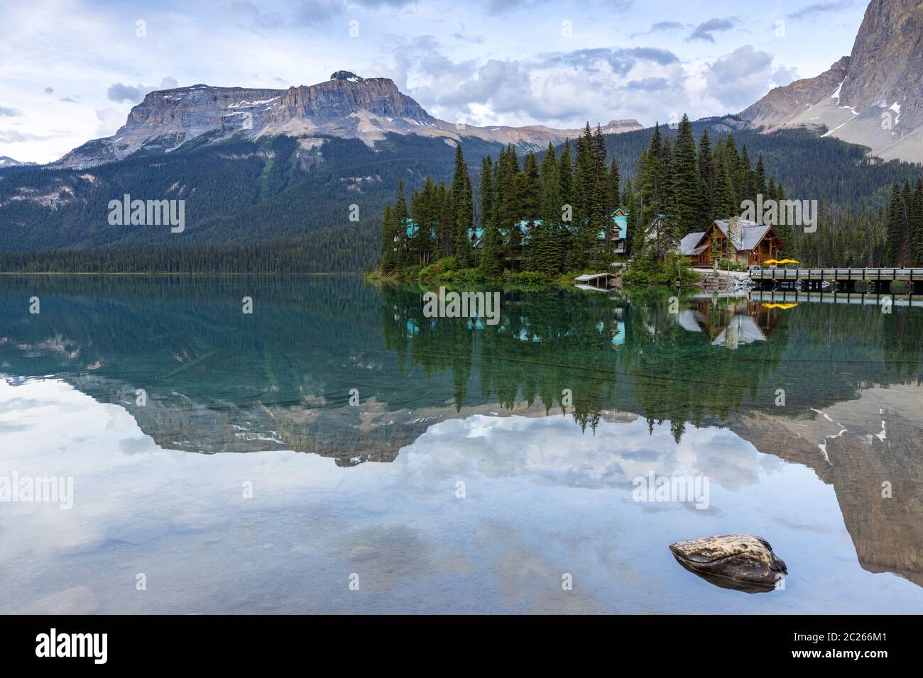 Lac Emerald du parc national Yoho au Canada Banque D'Images