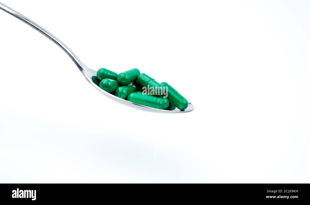 Les antibiotiques en comprimés capsule verte cuillère en inox ...