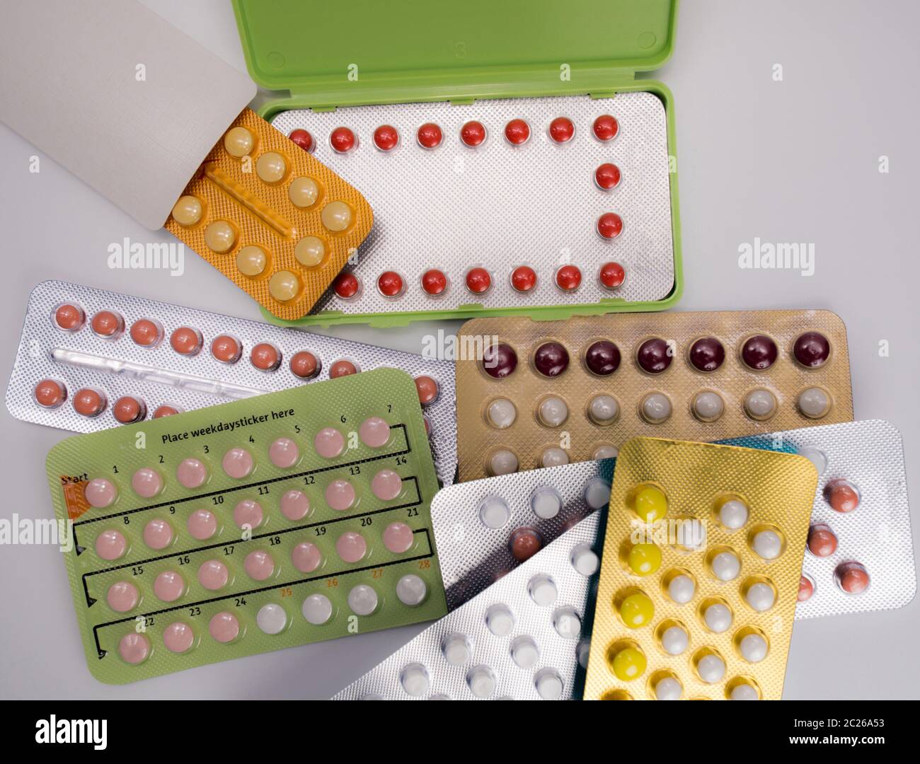 Vue de dessus pile de pilules contraceptives dans blister. Pilules contraceptives. Planification familiale. Femme hormones comprimés. Hormonothérapie substitutive. Banque D'Images