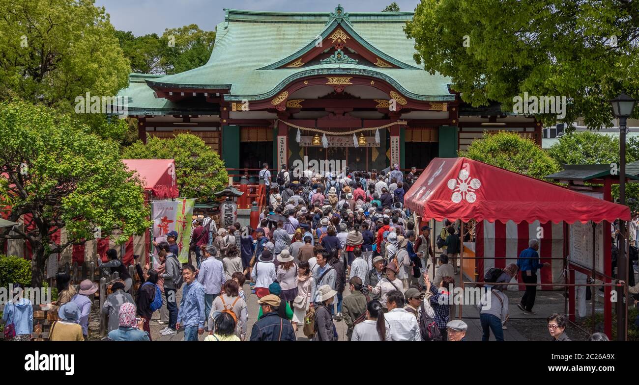 Touristes et visiteurs au sanctuaire Kameido Tenjin, Tokyo, Japon Banque D'Images