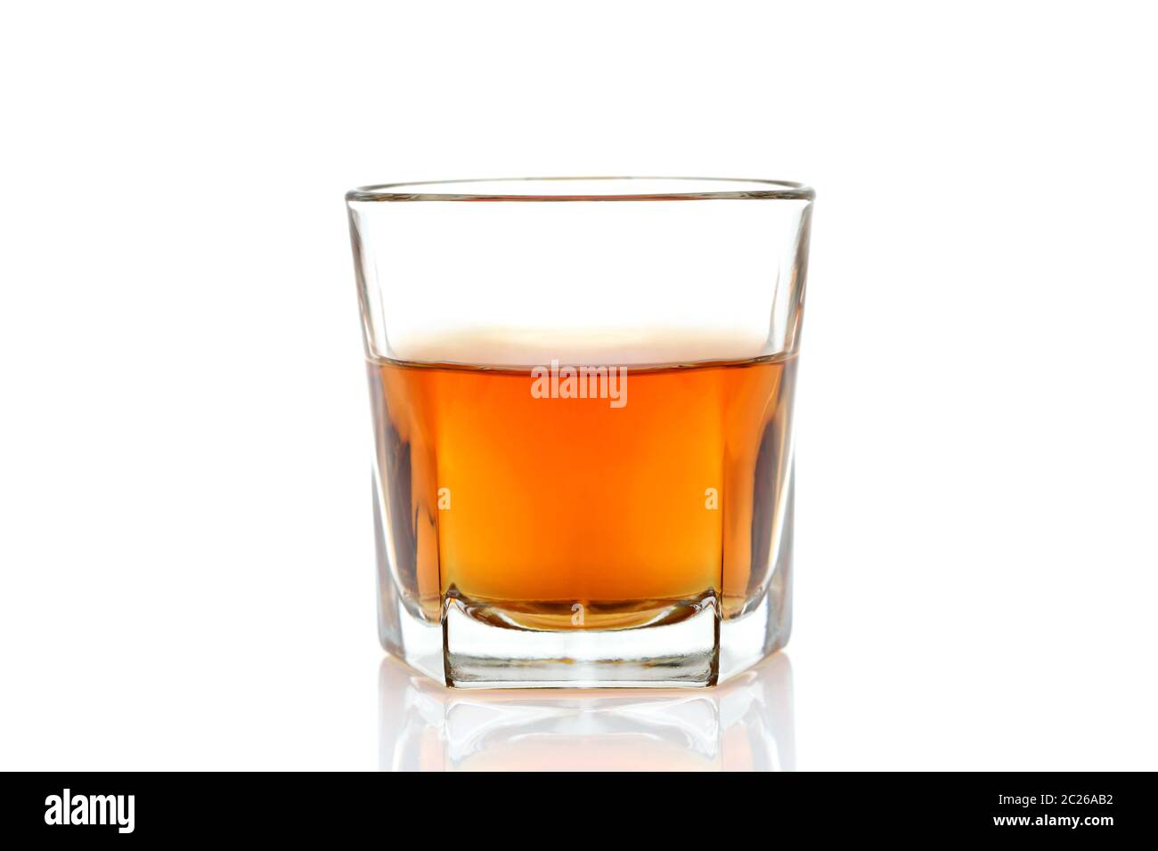 Tasse en verre de whisky sur un fond blanc Banque D'Images