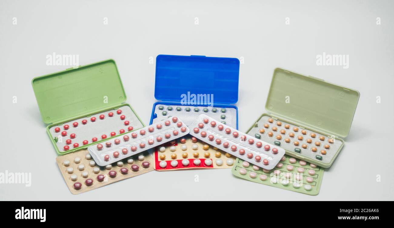 Pile de pilules contraceptives dans un emballage sous blister. Pilules contraceptives. Planification familiale. Femme hormones comprimés. Hormonothérapie substitutive. Pharmaceu Banque D'Images